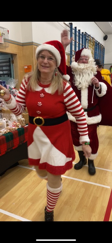 ges-teachers-as-mrs-claus-and-santa-claus.24c3a31972.jpg